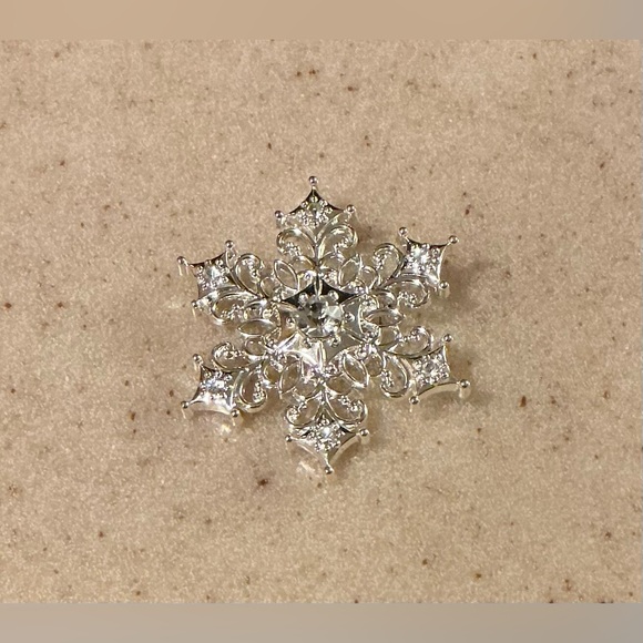 Beautiful Ornate silver tone Snowflake - Picture 1 of 2